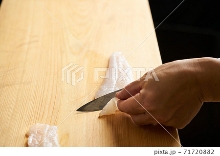 平目の刺身を引く板前 平目の刺身を引く板前 71720882