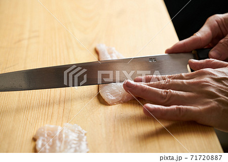 平目の刺身を引く板前 71720887