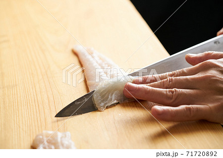 平目の刺身を引く板前 71720892