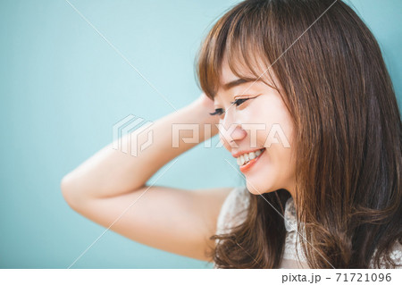 カットモデル／水色の壁の前にいる女性 71721096