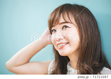 カットモデル／水色の壁の前にいる女性 71721097