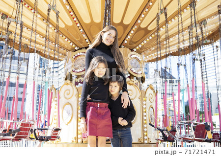 笑顔で記念写真を撮る親子 笑顔で記念写真を撮る親子 71721471