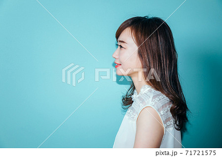 女性の横顔 女性の横顔 71721575