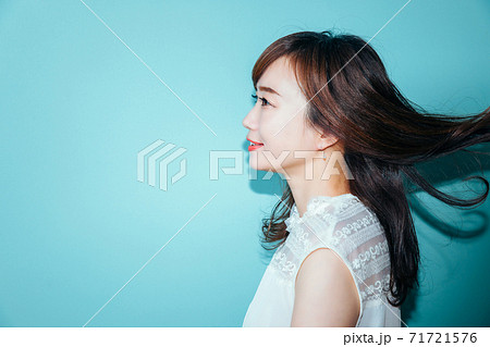 髪をなびかせる女性 髪をなびかせる女性 71721576