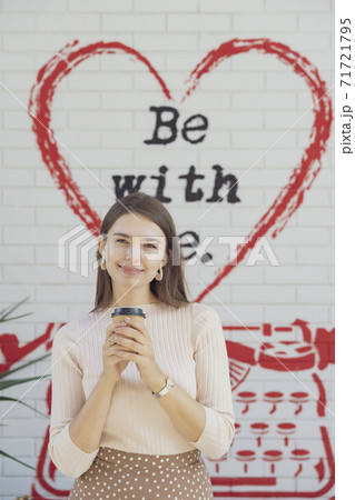 コーヒーカップを手にリラックスする女性 71721795