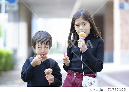 アイスクリームを食べる子どもたちの写真素材