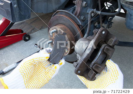 車のブレーキパッドの点検 交換作業の写真素材