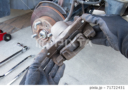 車のブレーキパッドの点検 交換作業 車のブレーキパッドの点検 交換作業 71722431