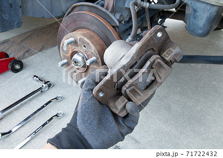 車のブレーキパッドの点検 交換作業の写真素材