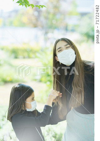 マスクをつけて公園で遊ぶ親子 マスクをつけて公園で遊ぶ親子 71722482