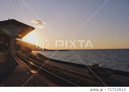愛媛　下灘駅の夕焼け 71722613
