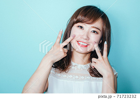 ピースするアジア人女性 ピースするアジア人女性 71723232