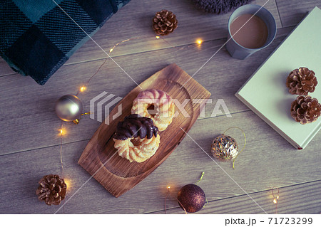 クリスマスシーズンのティータイム。ドーナツとあったかアイテム クリスマスシーズンのティータイム。ドーナツとあったかアイテム 71723299