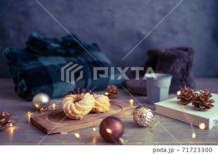 クリスマスシーズンのティータイム。ドーナツとあったかアイテム 71723300