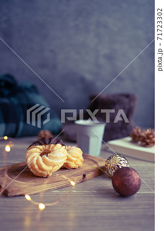 クリスマスシーズンのティータイム。ドーナツとあったかアイテム クリスマスシーズンのティータイム。ドーナツとあったかアイテム 71723302