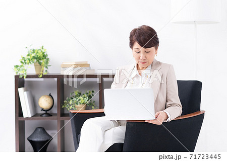ビジネスシーン　働く女性 71723445
