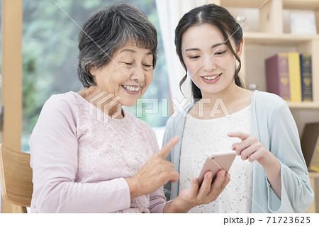 シニア女性と若い女性　スマホ 71723625