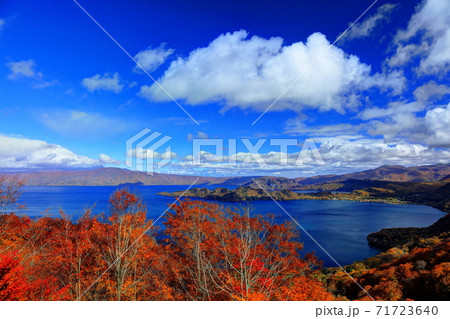 錦秋の十和田湖 71723640