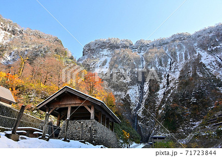 初雪の称名滝と称名滝峡谷　400mを超す溶岩台地の絶壁 71723844