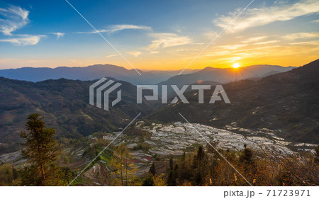 Laohuzui(Tiger Mouth) rice terrace at sunset, Yuanyang, Yunnan, China. 71723971