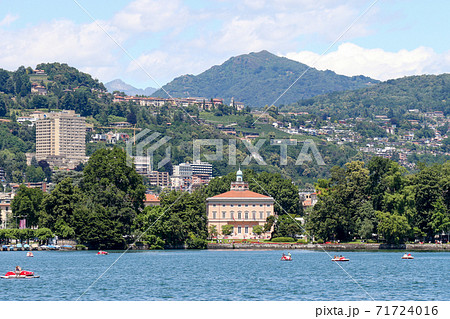 スイス ルガーノ ルガーノ 湖 遊覧船からの眺め チャーニ公園の写真素材