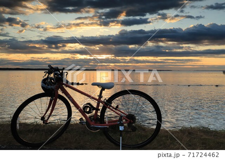 朝日に輝く霞ヶ浦とスポーツバイク 朝日に輝く霞ヶ浦とスポーツバイク 71724462