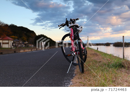 朝日に輝く霞ヶ浦とスポーツバイク 朝日に輝く霞ヶ浦とスポーツバイク 71724463