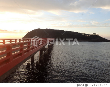 福井県坂井市三国町安島の越前海岸にある神の島とも呼ばれる雄島から見る夕日 福井県坂井市三国町安島の越前海岸にある神の島とも呼ばれる雄島から見る夕日 71724967