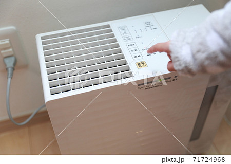 気化式加湿器のスイッチを入れる女の子 気化式加湿器のスイッチを入れる女の子 71724968