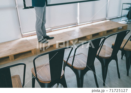 ビジネスプレゼン　座席 71725127