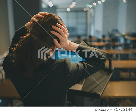 働く女性 71725144