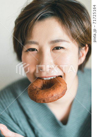 ドーナツを食べる30代女性 71725164