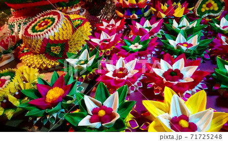 タイ、ロイクラトン祭りの色とりどりの花飾り。 タイ、ロイクラトン祭りの色とりどりの花飾り。 71725248