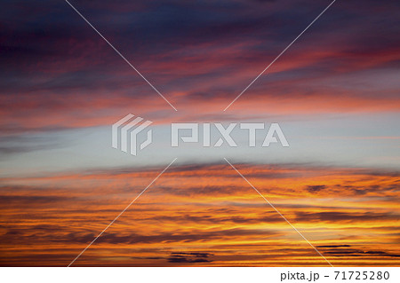 オレンジ色に染まる夕焼けの空の背景素材写真の写真素材