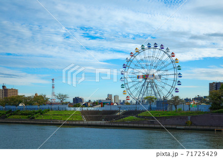 あらかわ遊園の新観覧車と青空 あらかわ遊園の新観覧車と青空 71725429
