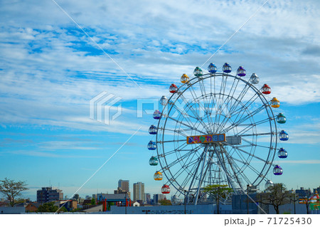あらかわ遊園の新観覧車と青空 あらかわ遊園の新観覧車と青空 71725430