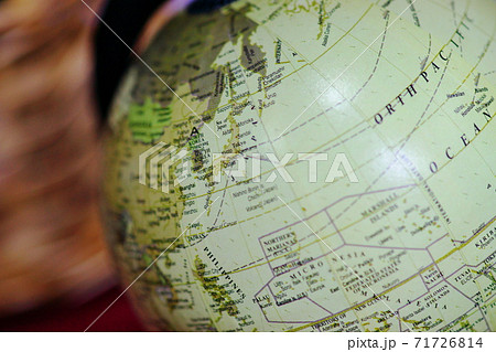 クラシックなインテリア・地球儀 71726814