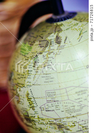 丸い地球を模式的に表した地球儀 71726815
