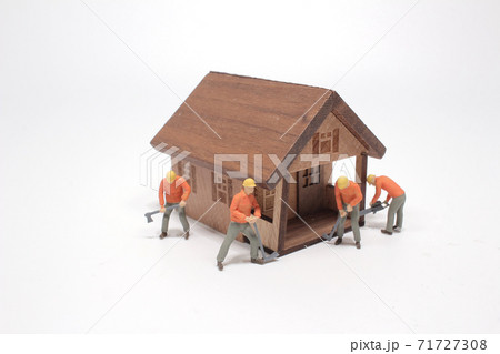 a mini professional engineer worker at the house building. 71727308