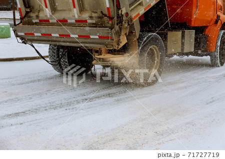 Machine for the maintenance of highways and city streets. 71727719