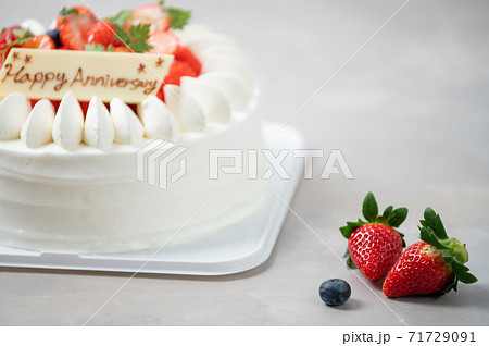 いい感じで美味しいそうな、いちごのホールケーキ（ホールケーキ） 71729091