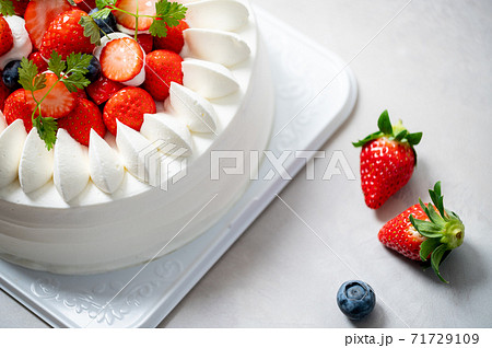 いい感じで美味しいそうな、いちごのホールケーキ(ホールケーキ) いい感じで美味しいそうな、いちごのホールケーキ(ホールケーキ) 71729109