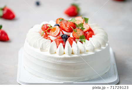 いい感じで美味しいそうな、いちごのホールケーキ(ホールケーキ) いい感じで美味しいそうな、いちごのホールケーキ(ホールケーキ) 71729123