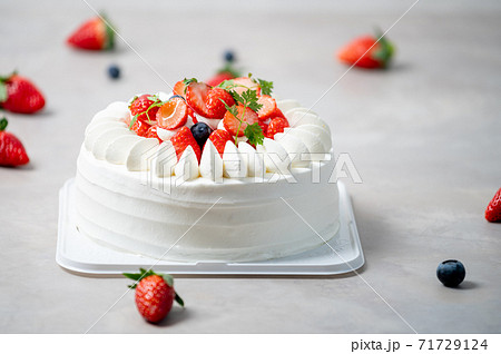 いい感じで美味しいそうな、いちごのホールケーキ（ホールケーキ） 71729124