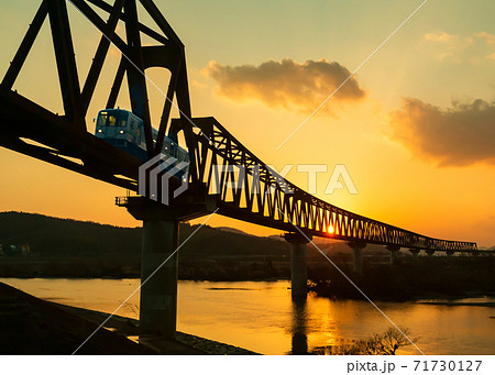 夕暮れの橋 上津屋橋 夕焼けを撮りに来たけど、増水して下に降りることが