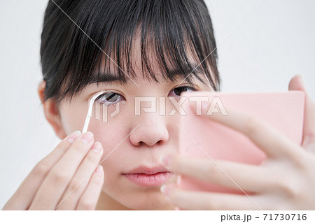 二重瞼を作る日本人女子中学生 71730716