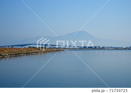 中海に架かるベタ踏み坂 71730725