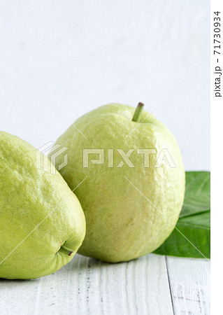 グアバ フルーツ 果物 71730934
