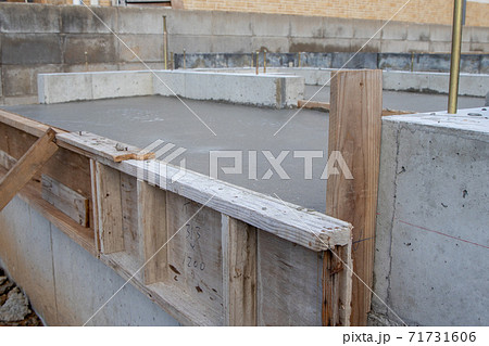 新築一戸建ての基礎工事が始まった建築現場 新築一戸建ての基礎工事が始まった建築現場 71731606