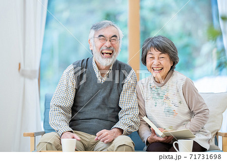 シニア夫婦 71731698
